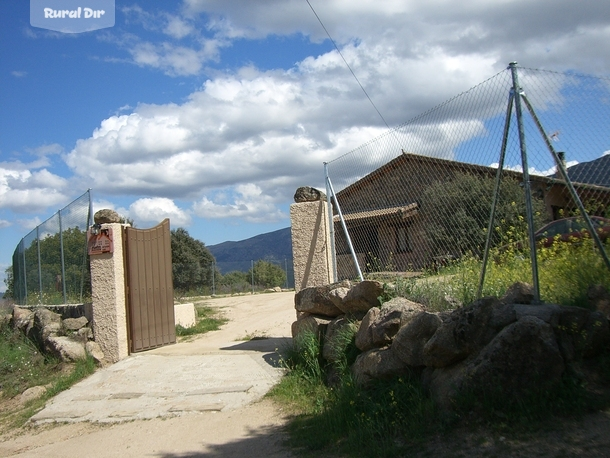 Entrada desde el camino de la casa rural La Peguera de Gredos