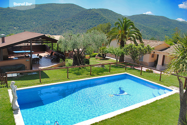 Casa con piscina y magníficas vistas en la montaña de la casa rural El Solei