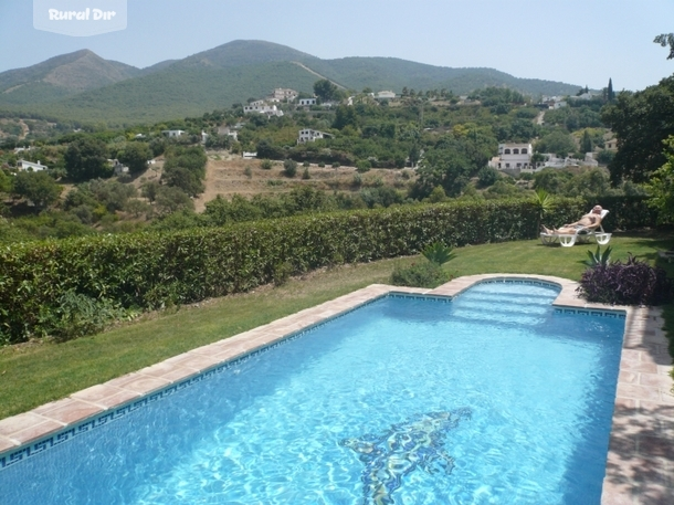 Piscina privada de la casa rural El Corcho Casa con jacuzzi y piscina