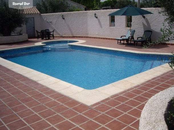 Piscina con piscina infantil redonda de la casa rural Cortijo "El Serbal"