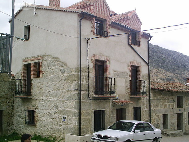 Fachada de la casa rural C. El Rondadero