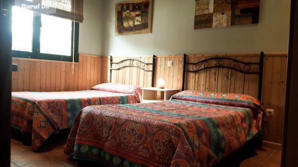 Dormitorio con 2 camas de 1,05m. de la casa rural La Casa de La Veleta