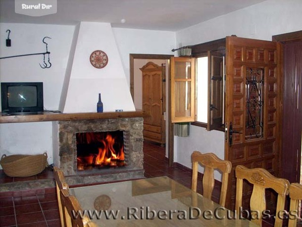 Salón con chimenea de la casa rural Casa Cueva La Herradura