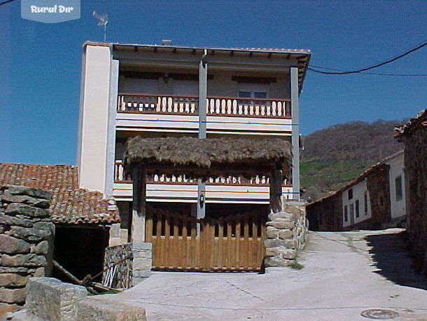 Fachada de la casa rural C. de Maxi Álvarez