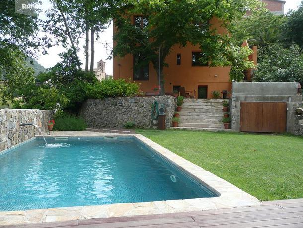 El jardin y la piscina de la casa rural Casa Argentera