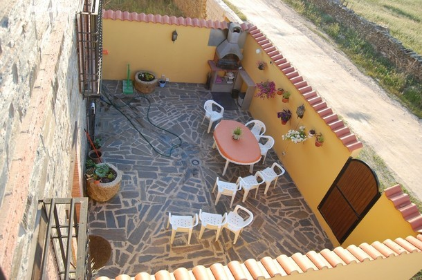 patio con barbacoa de la casa rural Casa Rural Beatriz