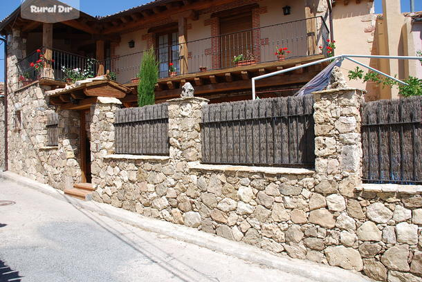 fachada sur de la casa rural Casa rural La Vega
