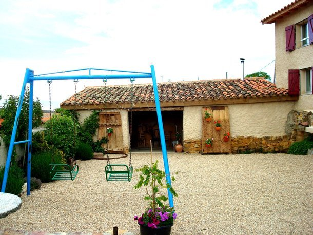 patio ajardinado de la casa rural Tozoloslobos