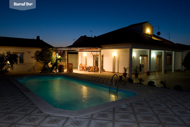 Vista de la casa desde la piscina de la casa rural Casa Rural Casablanca