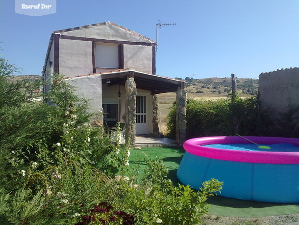 entrada en verano de la casa rural La Casa de Colores