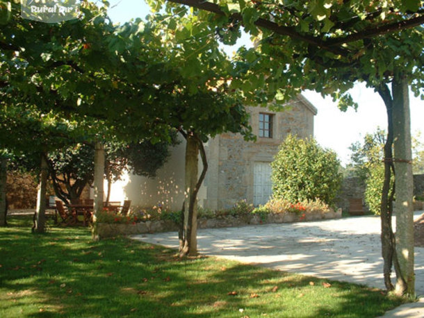 Capilla y jardin de la casa rural Pazo de Galegos