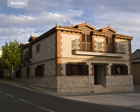 fachada principal de la casa rural Torrelobatos