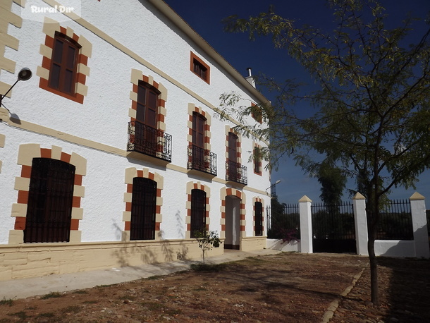 Fachada de la casa rural Cortijo Salido Bajo. Casa del Manijero