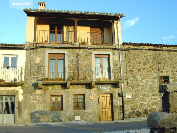 Fachada de la casa rural Casa rural "La Escuela"