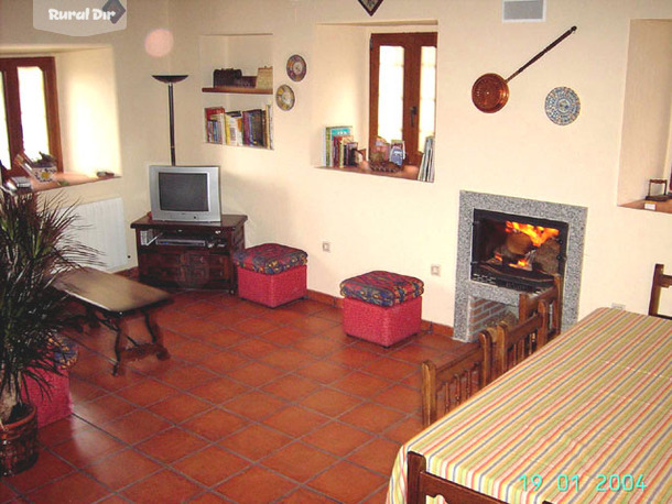 Salón con chimenea de la casa rural Casa rural "La Escuela"