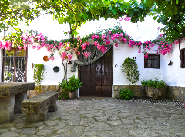 Gran patio interior con mesa de piedra, barbacoa y jardín. Muy espacioso y decorado con aire anda... de la casa rural Alojamiento rural La Gineta