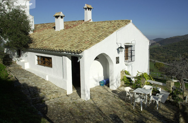 Terraza con vistas al valle y la Sierra de Grazalema de la casa rural Finca El Molinillo