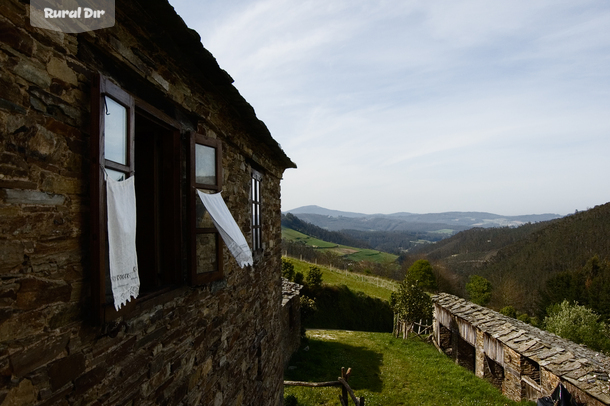 casa goje vista desde el lateral de la casa  de la casa rural Delia