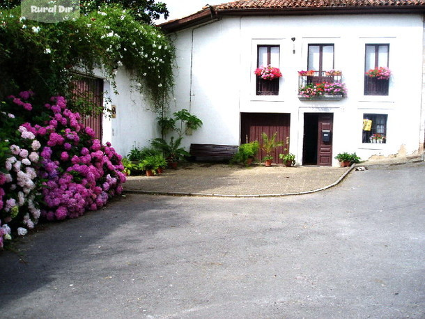 fachada a la plazuela de la casa rural La Casona de Priorio