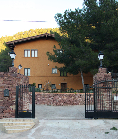 Acceso a Mas de la Pinaeta de la casa rural Casa Salvia