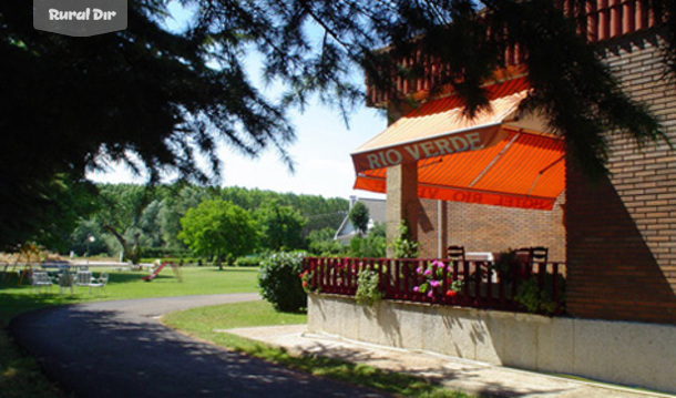 Terraza trasera y jardín de la casa rural Hostal Rioverde