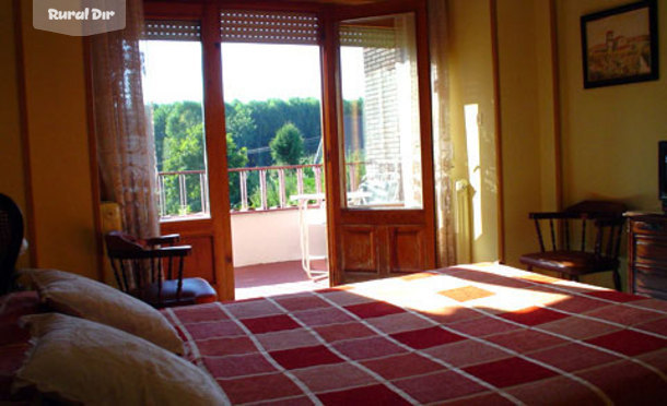 Habitación de matrimonio con terraza de la casa rural Hostal Rioverde