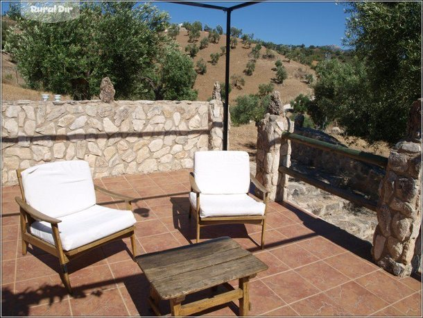 Solarium con vistas a la piscina de la casa rural Villa Benítez 