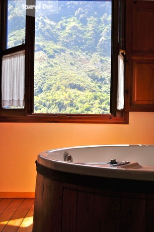 Jacuzzi con vistas de la casa rural Aguas del Parque de Ponga