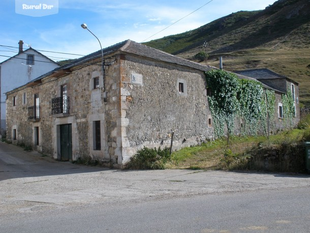 fachada principal de la casa rural Reino de León II