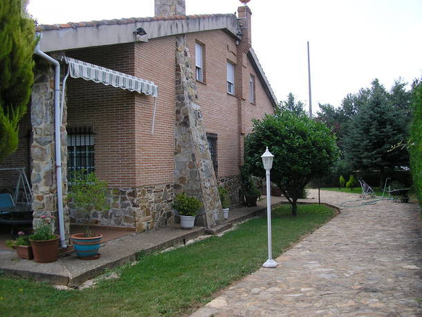 Exterior con jardin de la casa rural Elarriero