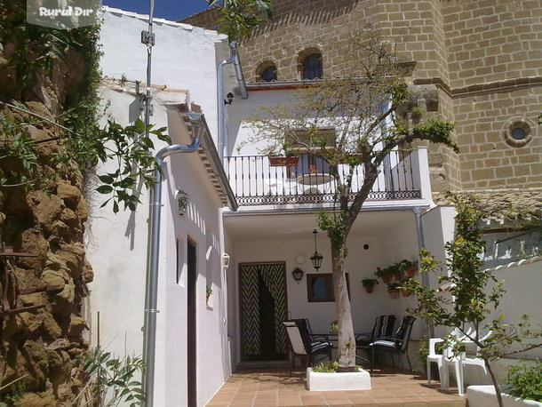 Fachada patio de la casa rural La Villa