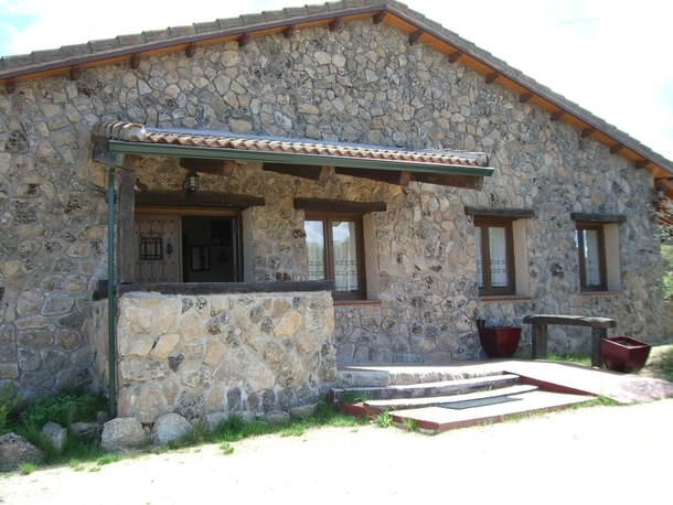 Fachada principal de la casa rural La Peguera de Gredos