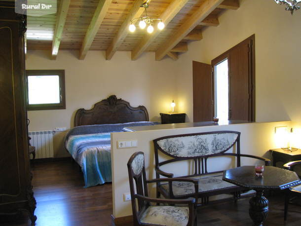 Espaciosa habitación 40m2 con parquet, baño propio y mobiliario modernista , alfonsino de la casa rural Ca la Cèlia (AlpensHolidays)