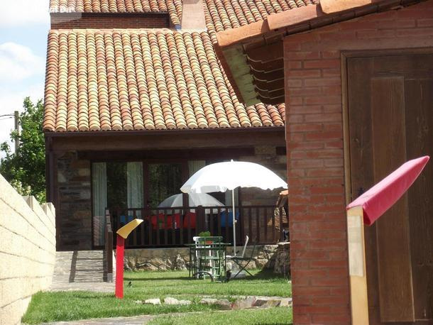 Fachada Principal, terraza y jardín " Para disfrutar.. de la casa rural El Tejar de Miro