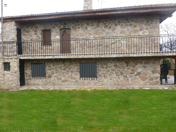 Fachada y terraza lateral. de la casa rural .