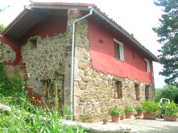 fachada lateral de la casa rural La Casina de Giranes