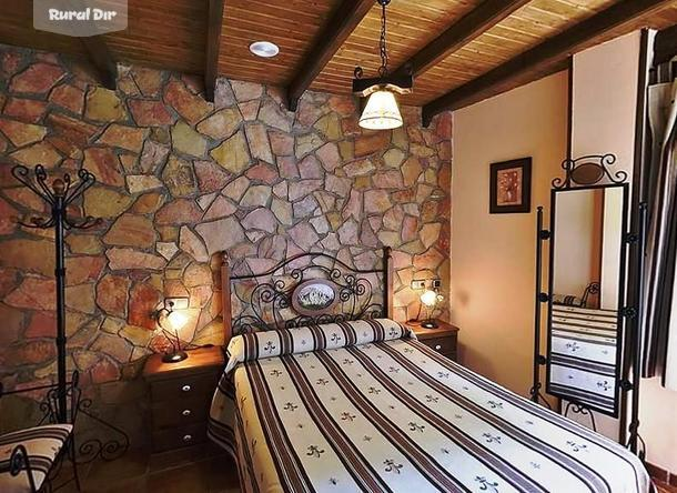 dormitorio de la casa rural Casas Rurales BENARUM - Jacuzzi/SPA gratuito