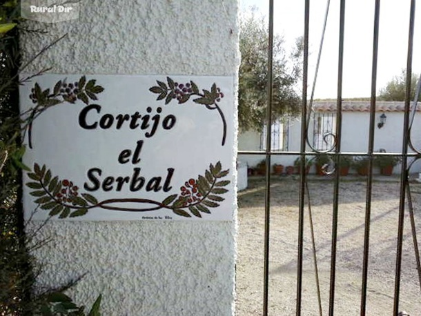 Verja de entrada al recinto de la casa de la casa rural Cortijo "El Serbal"
