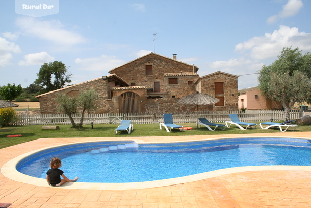 Vista principal de la casa i piscina de la casa rural Les Pletes