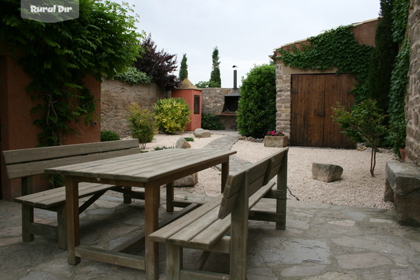 jardin con muebles de la casa rural Masia Pedrolet