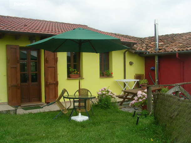 Fachada posterior de la casa rural La Llavona