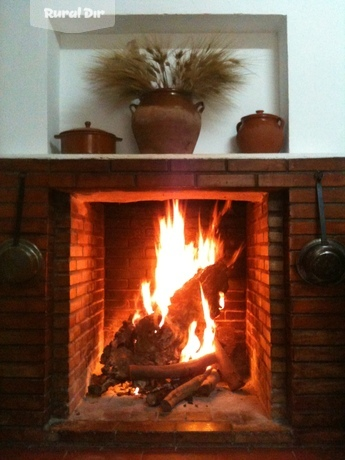 Chimenea del Salón de la casa rural Cortijo La Rosa del Sol