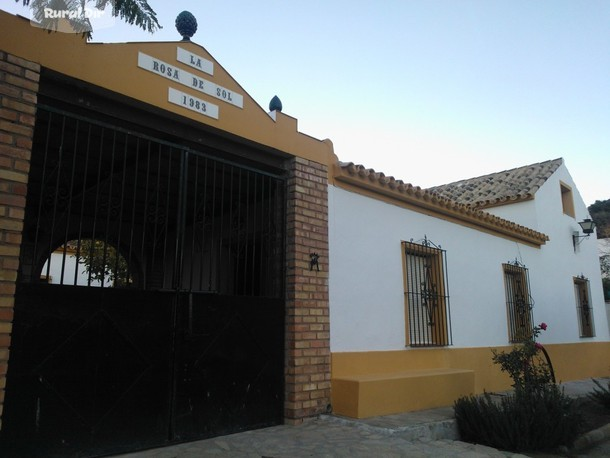 Fachada de la casa rural Cortijo La Rosa del Sol