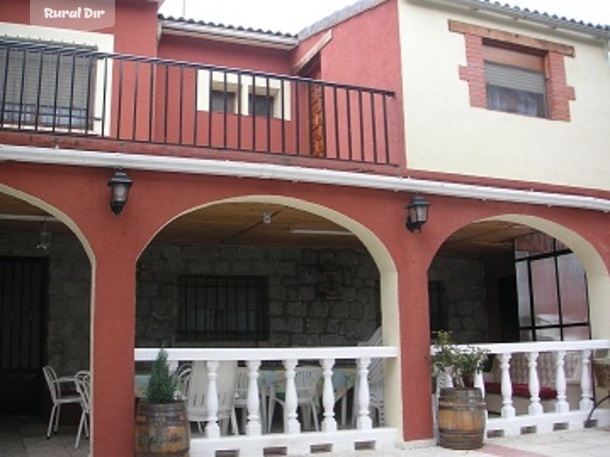 Fachada de la casa rural La Galana de Navares