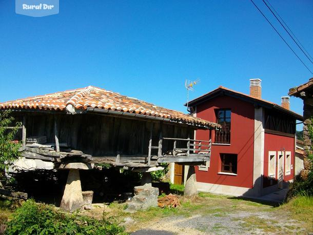 Casa y hórreo de la casa rural Esperteyu Roxu