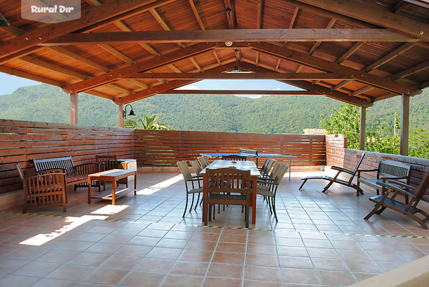 Porche exterior de madera ideal para comidas al aire libre de la casa rural El Solei