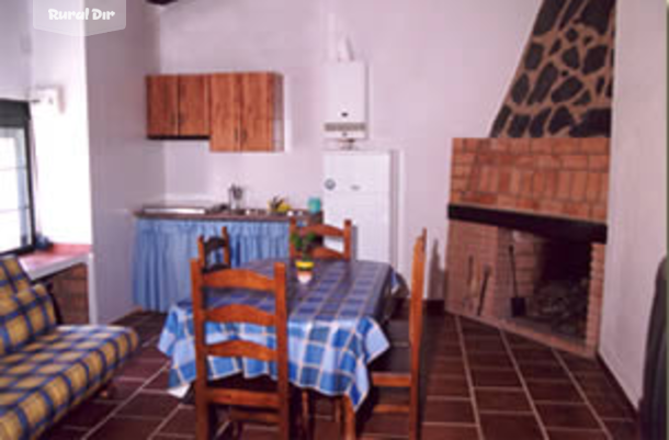 Comedor con chimenea de la casa rural La Mimosa