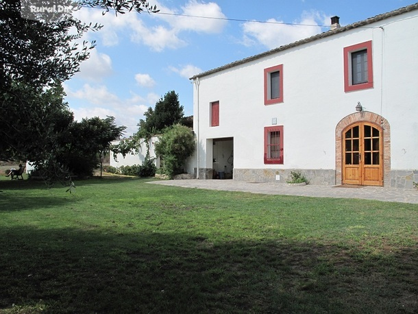 Vistal Jardion y fachada.  de la casa rural Masia Can Teulera