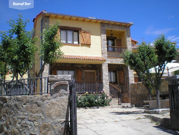 fachada de la casa rural El tinao de gredos