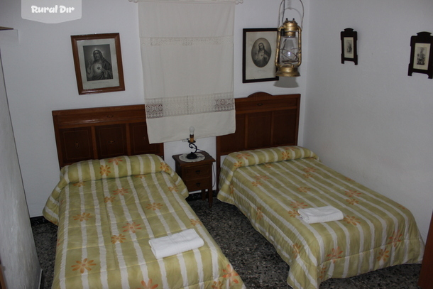 habitación doble con dos camas individuales de la casa rural Molino Lucero